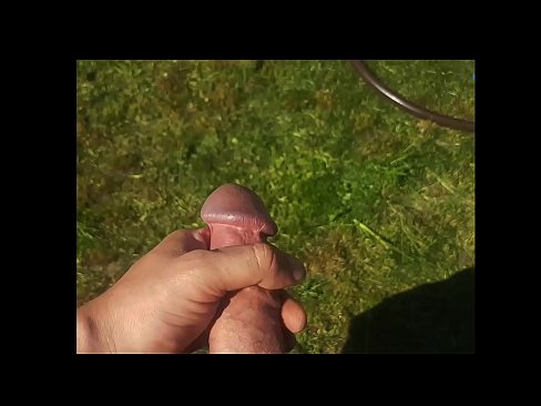 ❤️ Hottie si fa scopare a figa rosa è cums cun un squirt in un giardinu d'estate ❌ Video porno à co.tubsexercom.ru ☑